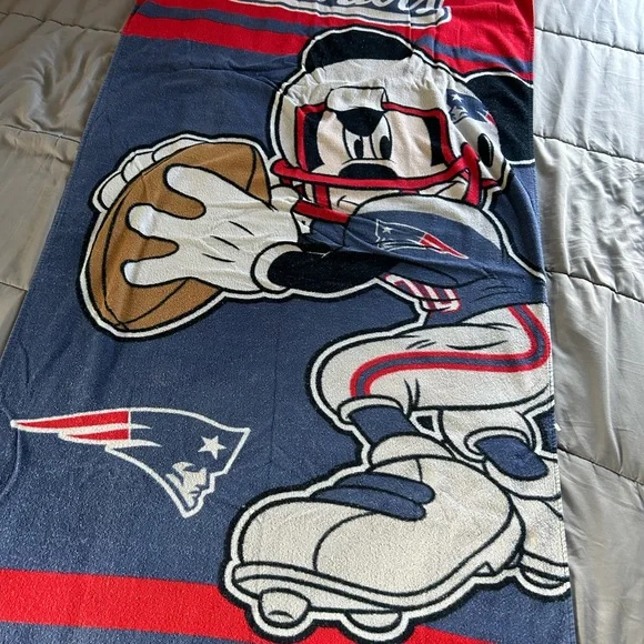 New England Patriots Mickey Mouse Disney NFL towel ; used vintage tailgate ready - Picture 7 of 7